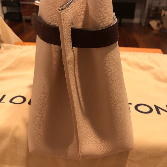 ✨Gorgeous Louis Vuttion LockMe Day Tote✨ - Picture 2 of 12